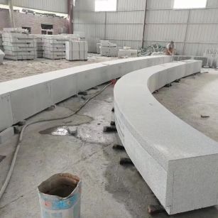 桂林芝麻白花岗岩石板材 园林光面弧形坐凳