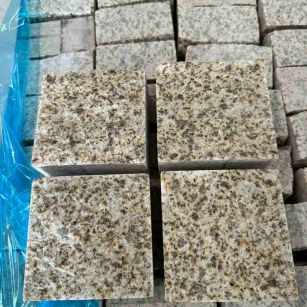 桂林 黄金麻花岗岩自然面小方块，弹石，马蹄石等