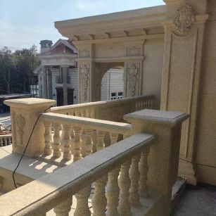 桂林 黄金麻别墅外墙干挂雕花配合阳台栏杆花瓶柱