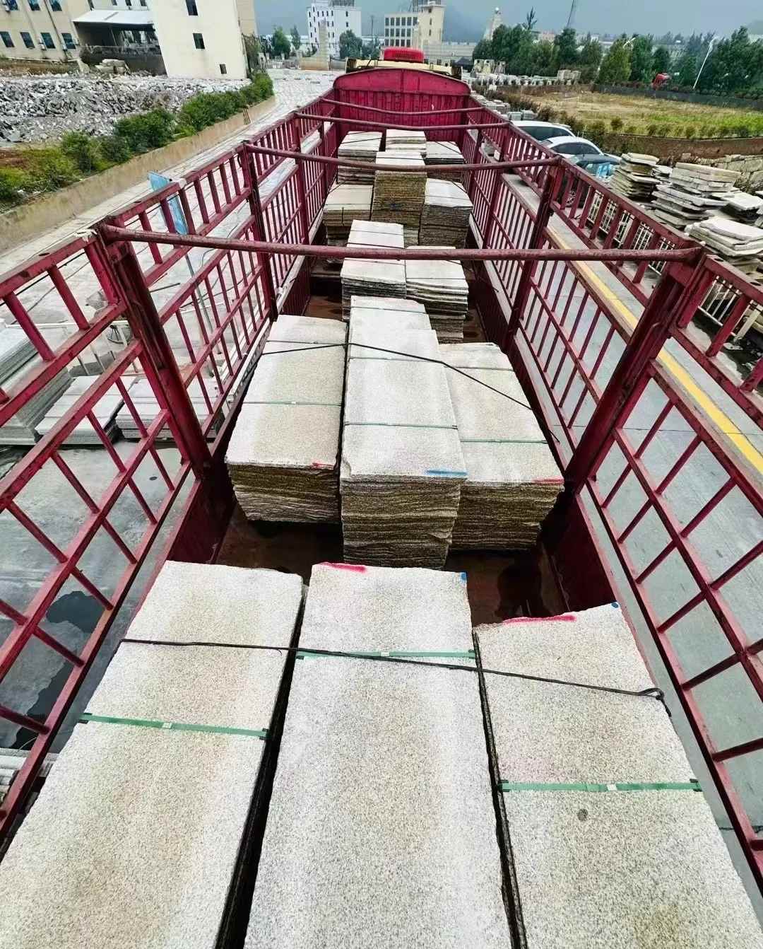 桂林 黄金麻花岗岩荔枝面，光面毛板装车完成