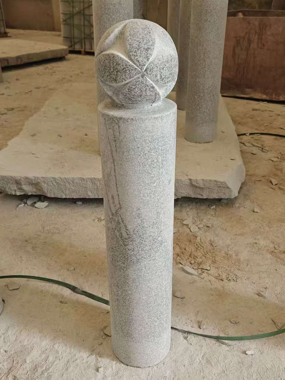 桂林 芝麻白花岗岩石材挡车石柱、停车柱、圆柱挡车柱、方柱挡车柱等