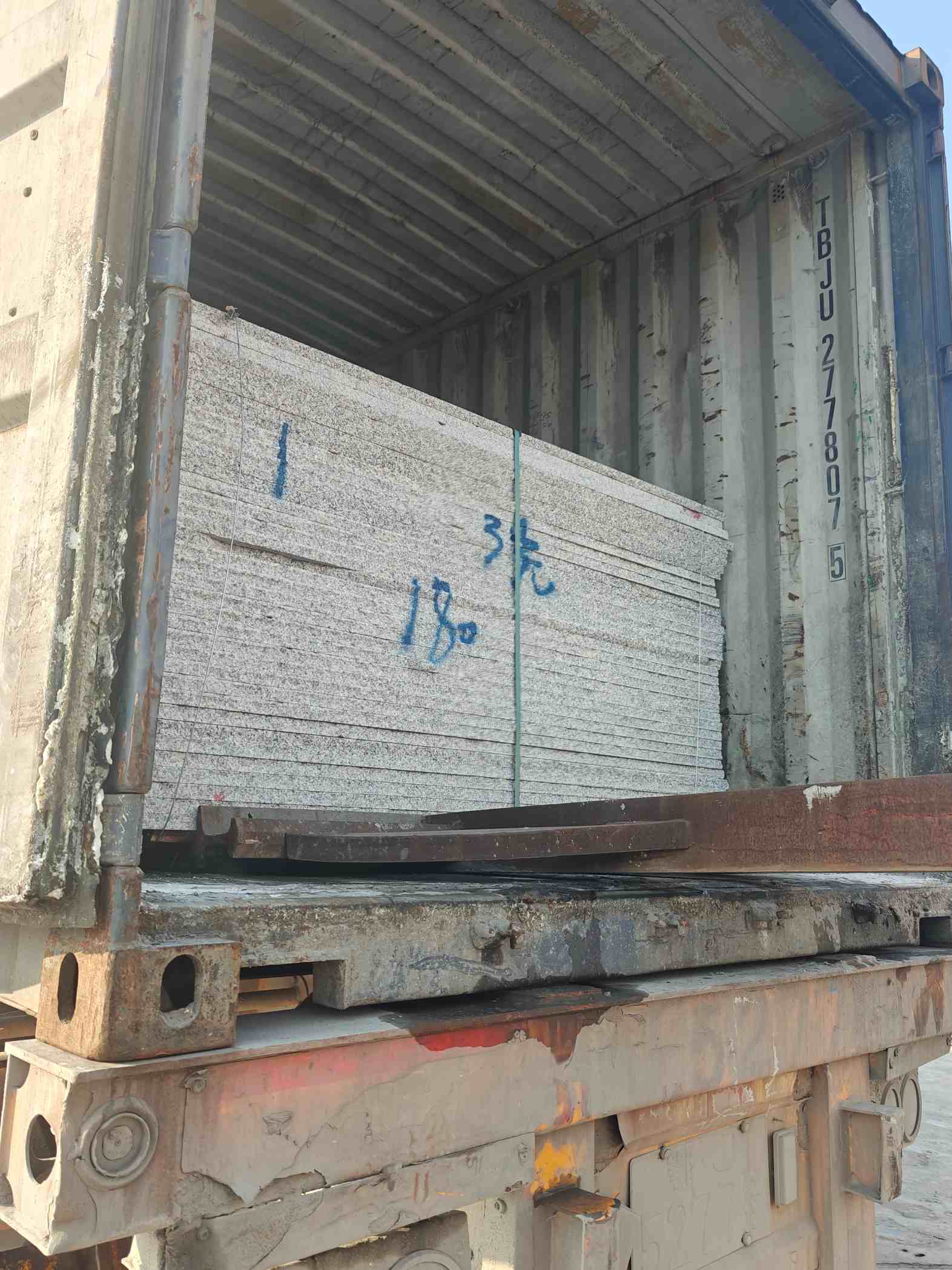 桂林 芝麻白花岗岩石材3.0公分光面毛板装柜出货