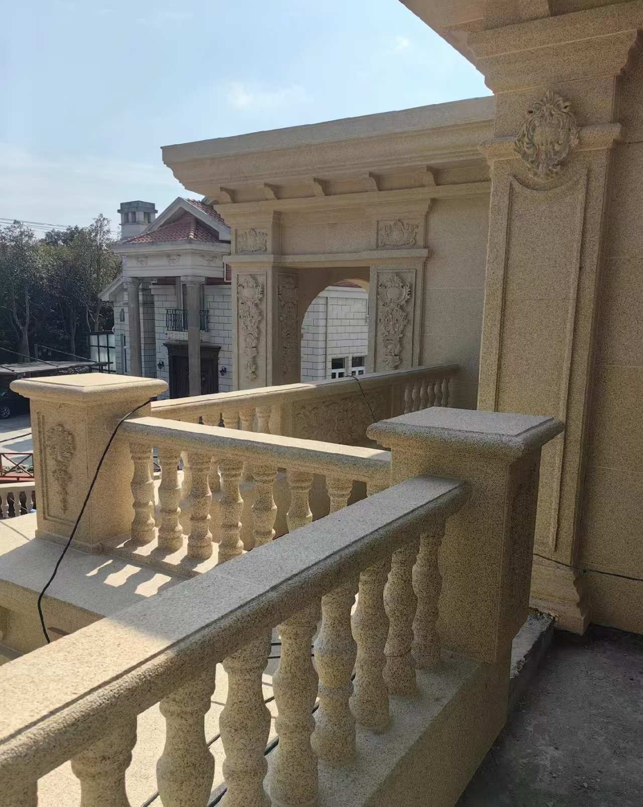 桂林 黄金麻别墅外墙干挂雕花配合阳台栏杆花瓶柱