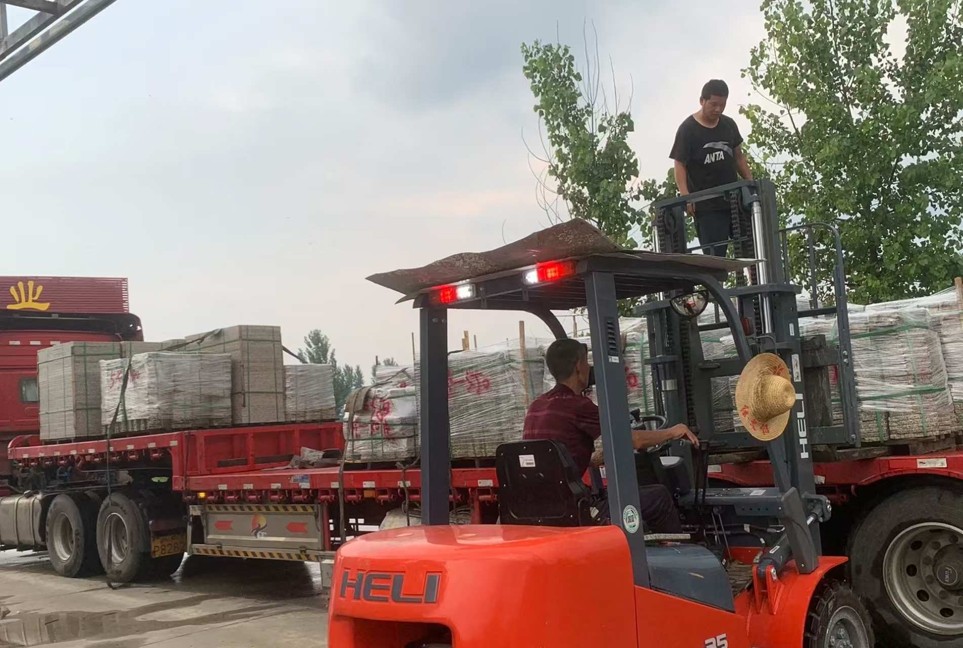 桂林 黄金麻冰裂纹，地铺石装车