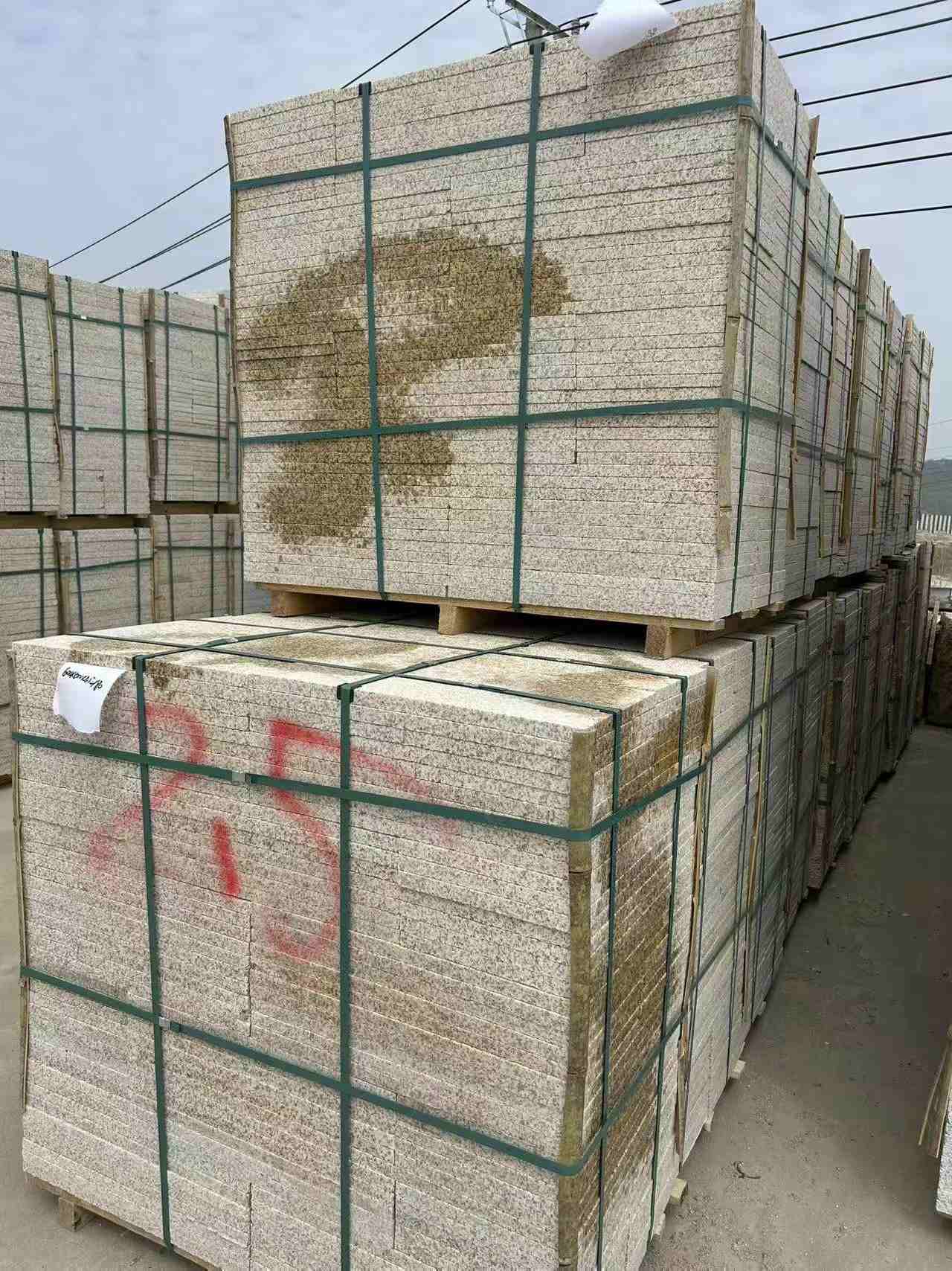 桂林 黄金麻花岗岩石材荔枝面地铺石2.5*300*600