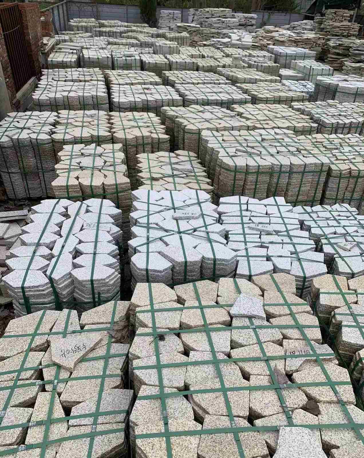 桂林 黄金麻白麻花岗岩荔枝面地铺石(冰裂纹)