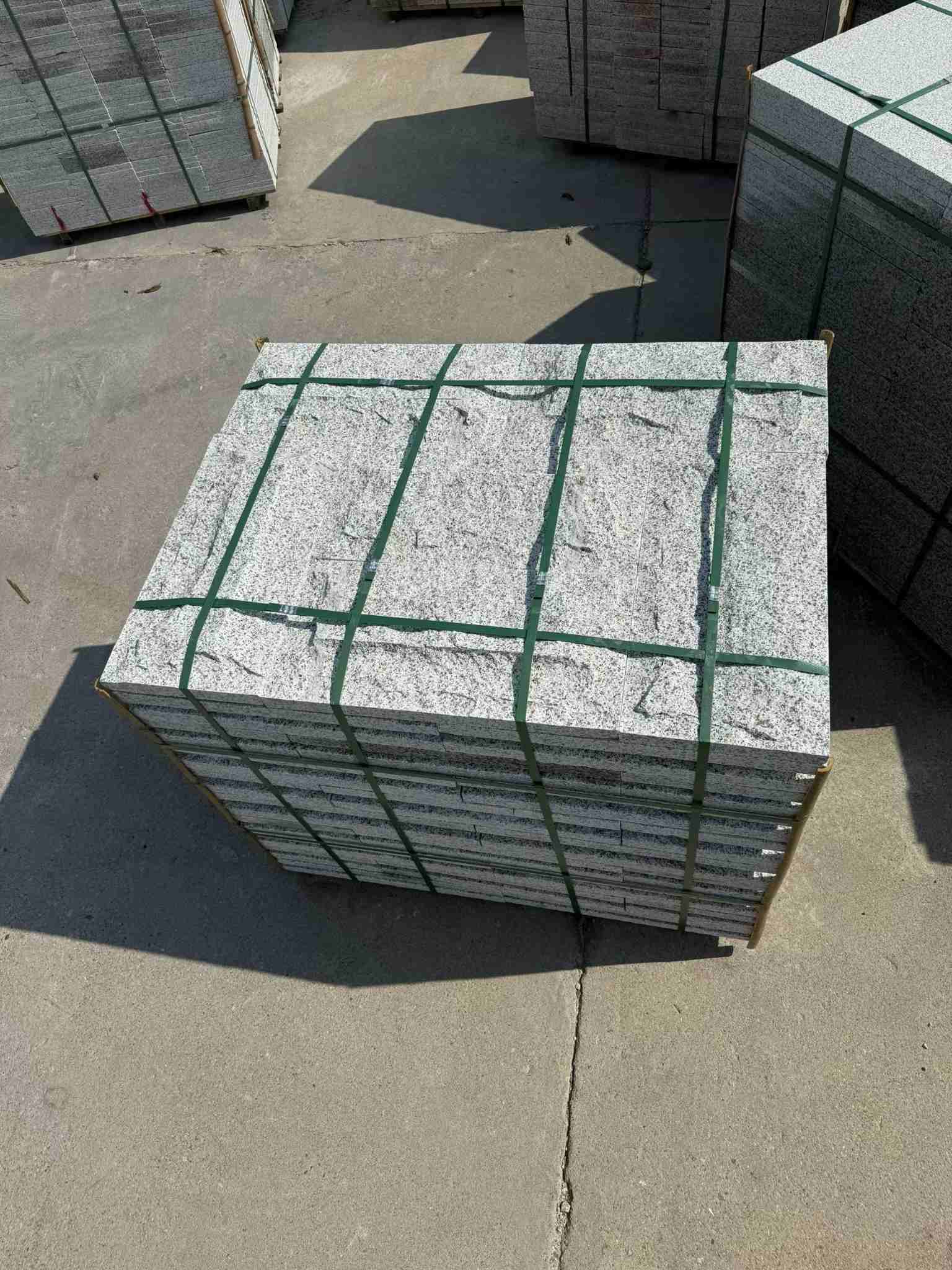 桂林 白麻花岗岩石材自然面蘑菇石成品