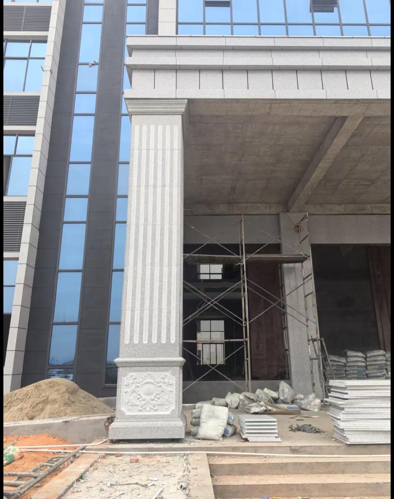 桂林 芝麻白光面花岗岩门楼大柱（罗马柱）配雕花底座