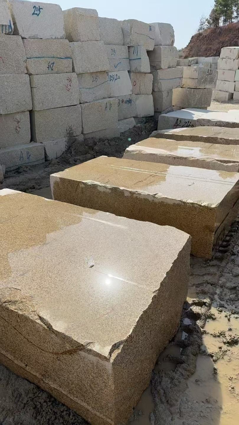 桂林 黄金麻方料堆场洗料分选中，原材料充足