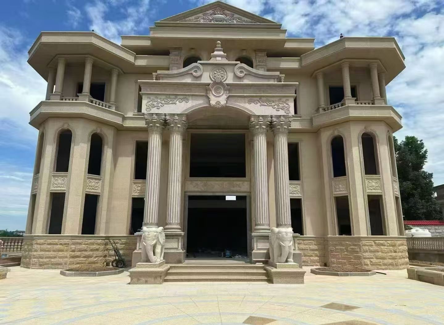 桂林 黄金麻别墅外墙干挂，大柱，大象，蘑菇石，雕花板