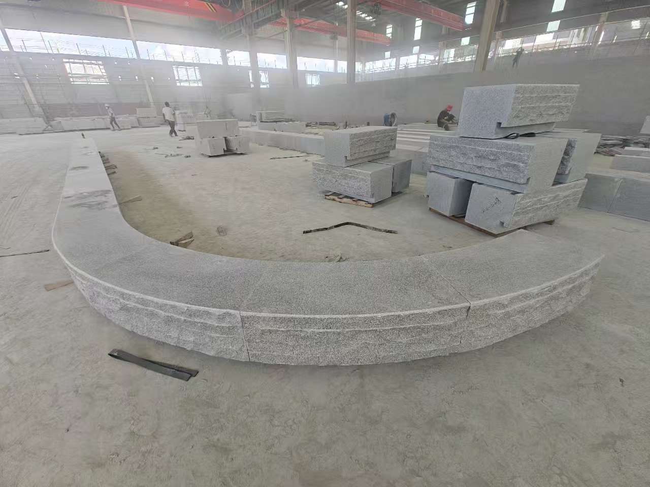 桂林 芝麻白异形坐凳，自然面光面弧形加工