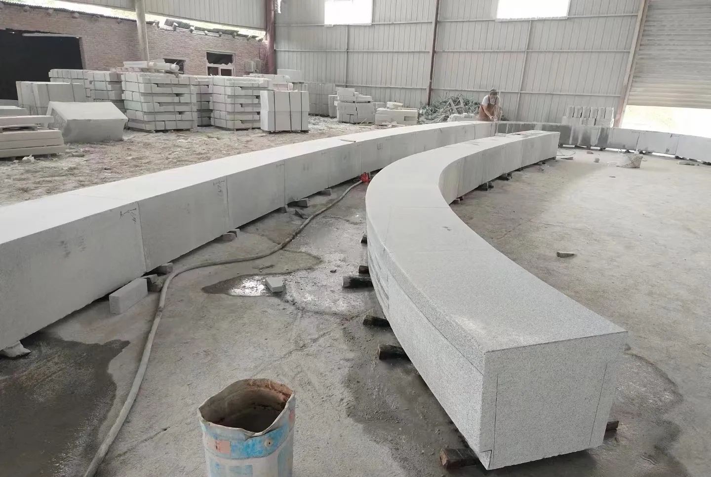 桂林芝麻白花岗岩石板材 园林光面弧形坐凳