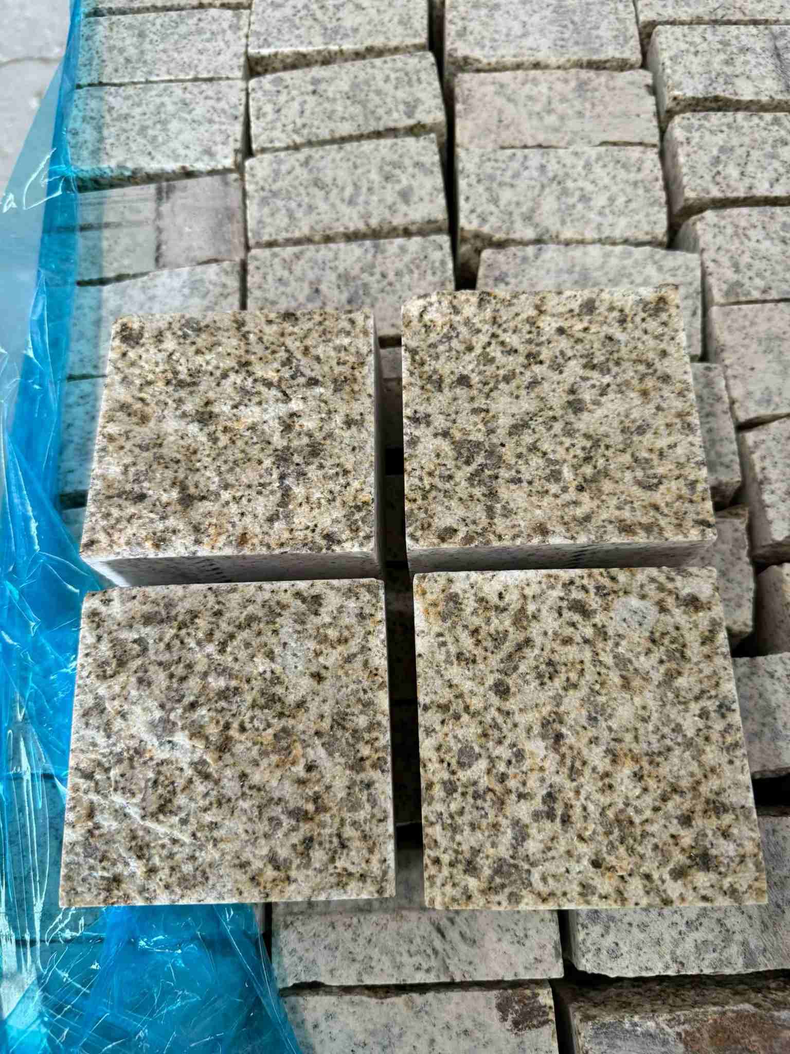 桂林 黄金麻花岗岩自然面小方块，弹石，马蹄石等