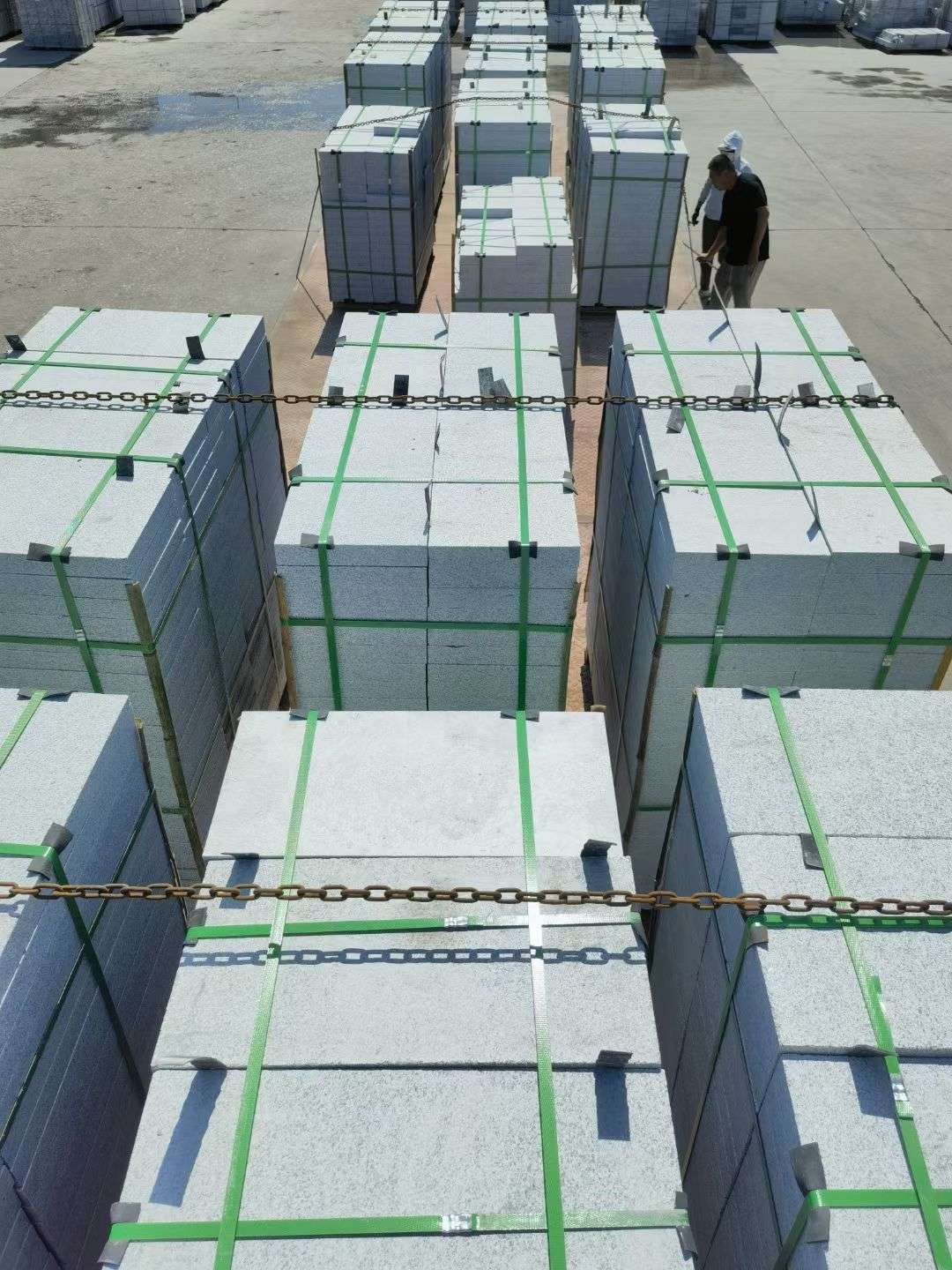 桂林 芝麻白花岗岩5公分地铺石 花岗岩厂家工厂装车日常