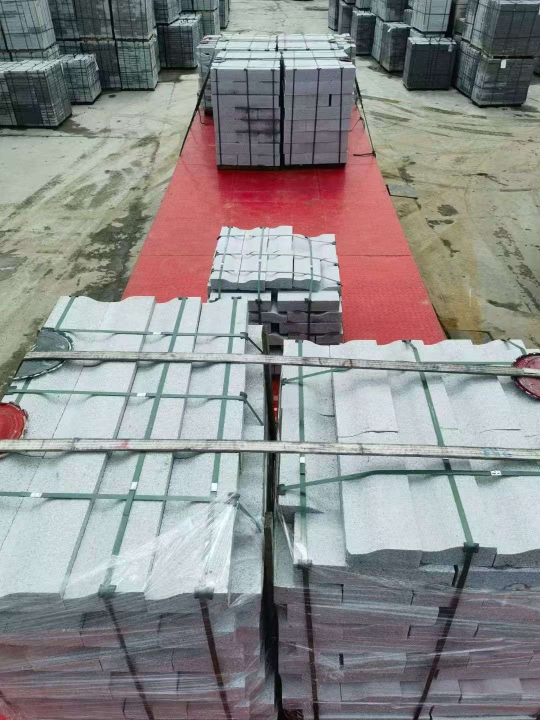 桂林 芝麻白仿形加直形路沿石出货日常