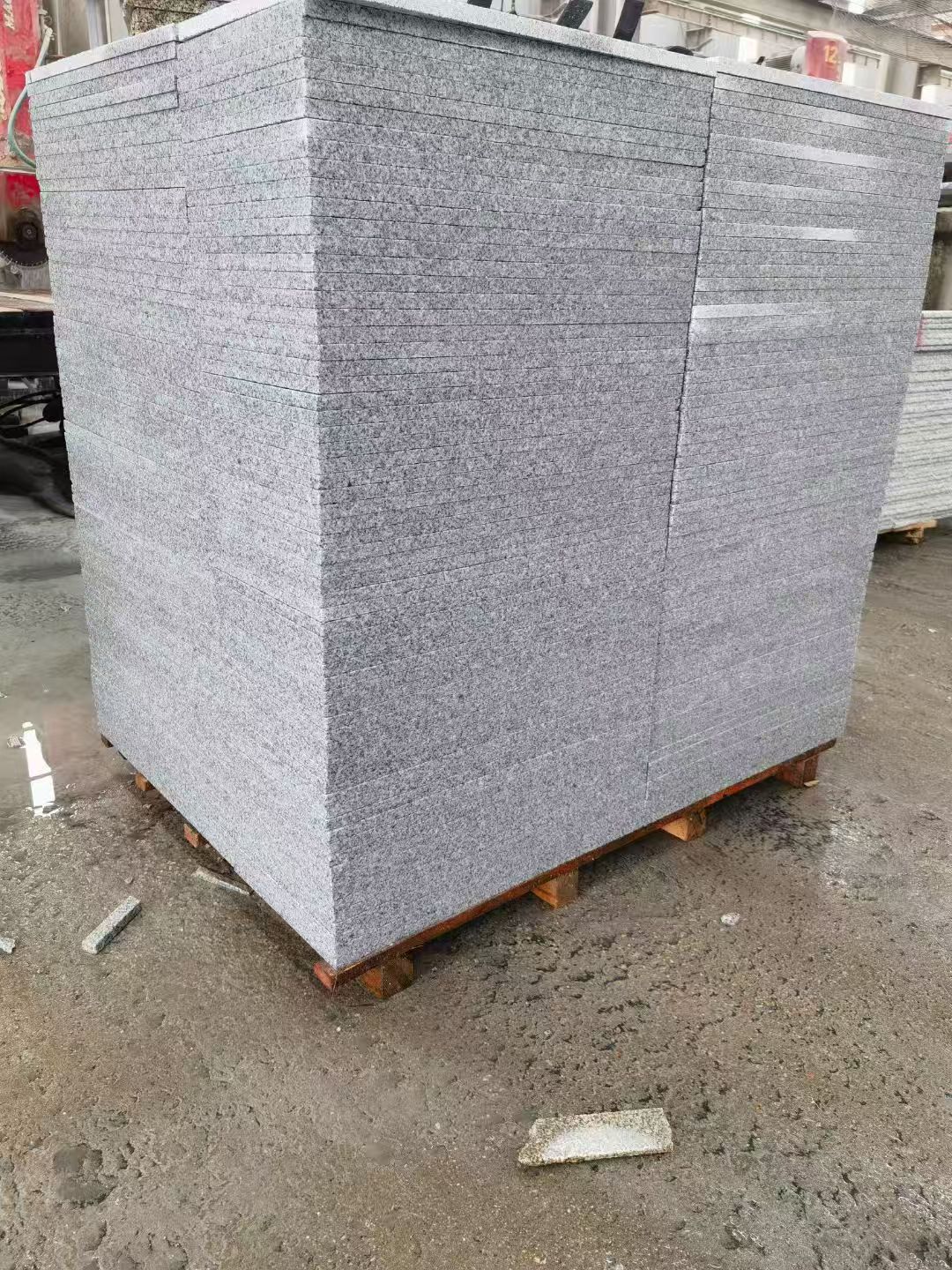 桂林 芝麻白火烧面1.8厚300*600地铺石，尺寸标准，厚薄均匀