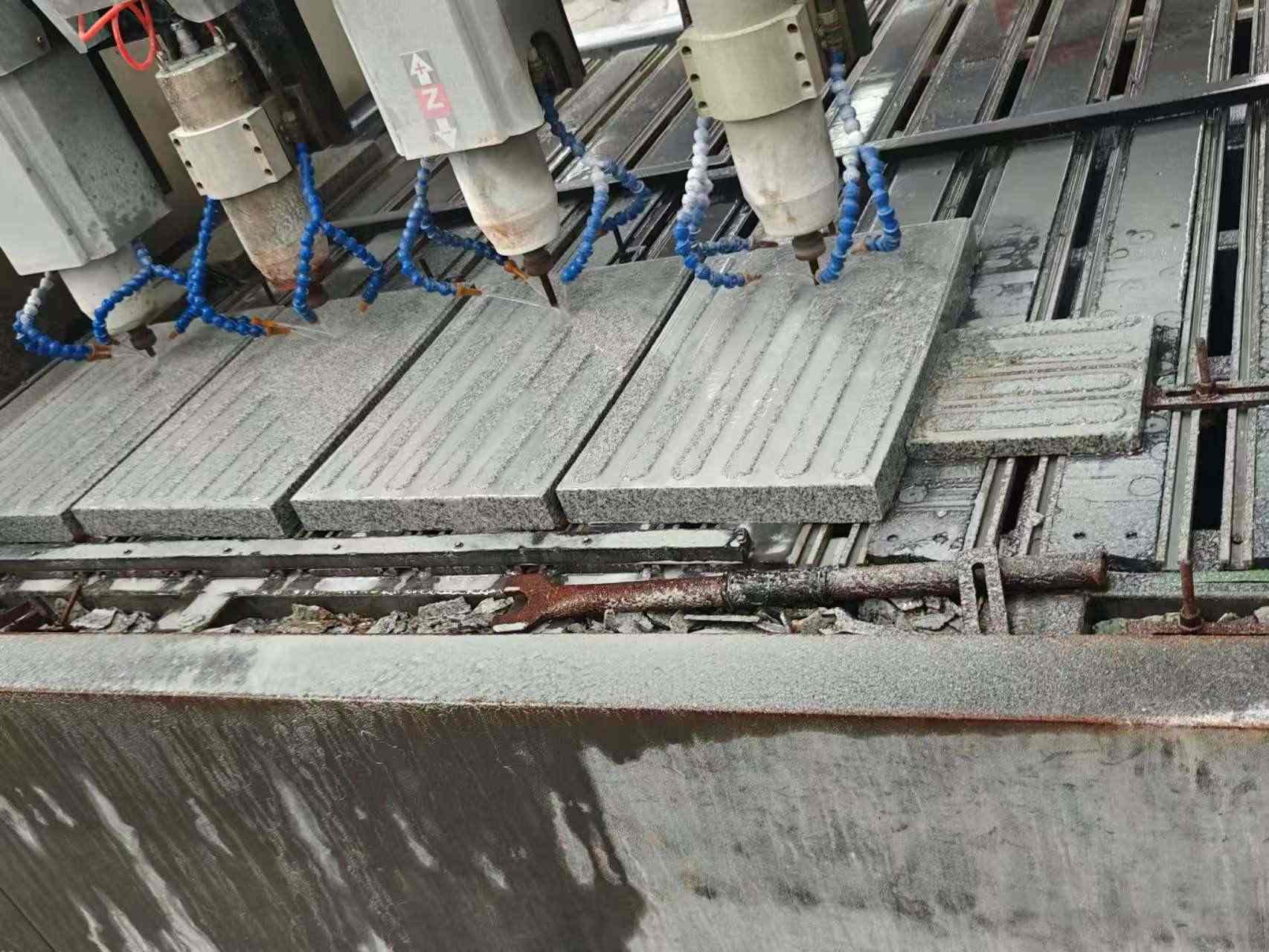 桂林 芝麻白花岗岩荔枝面盲道雕刻