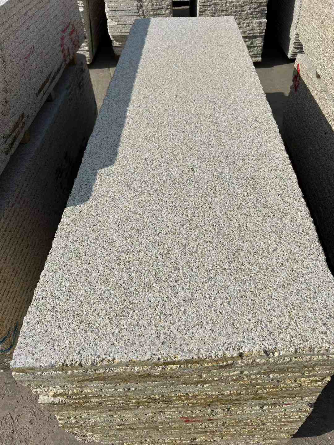 桂林 黄金麻花岗岩荔枝面毛板，半成品