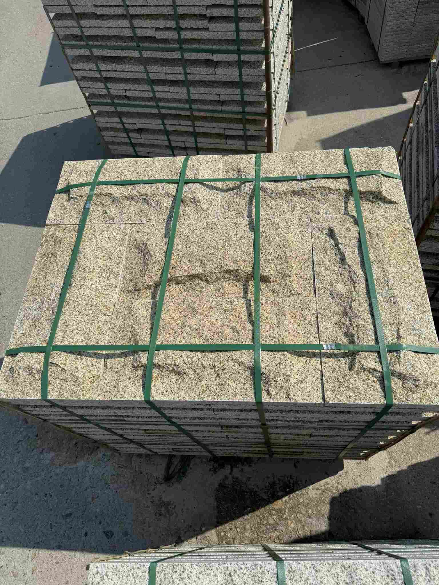 桂林 黄金麻花岗岩石材自然面蘑菇石成品