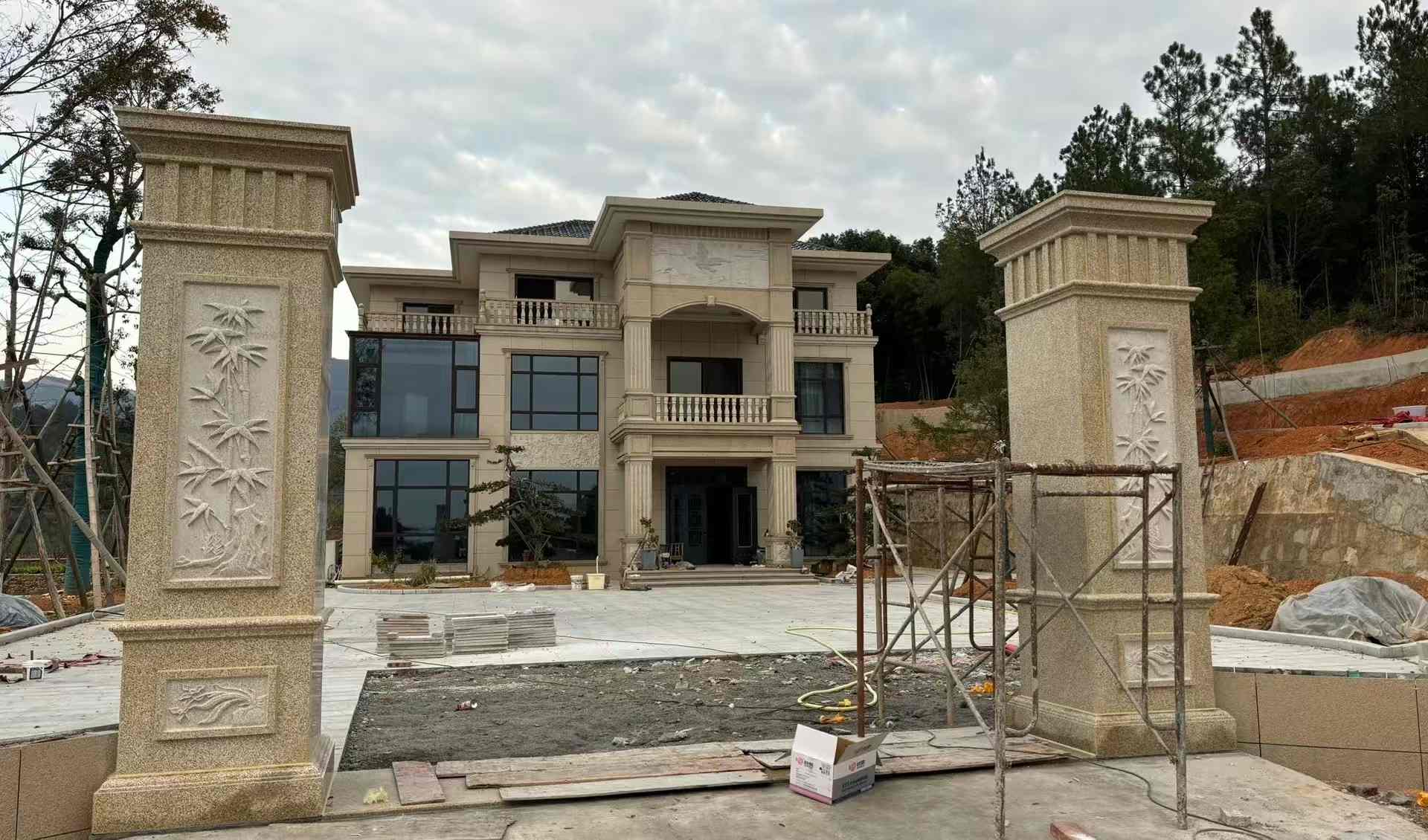 桂林 黄金麻花岗岩别墅雕花外墙干挂配上门口雕花罗马柱