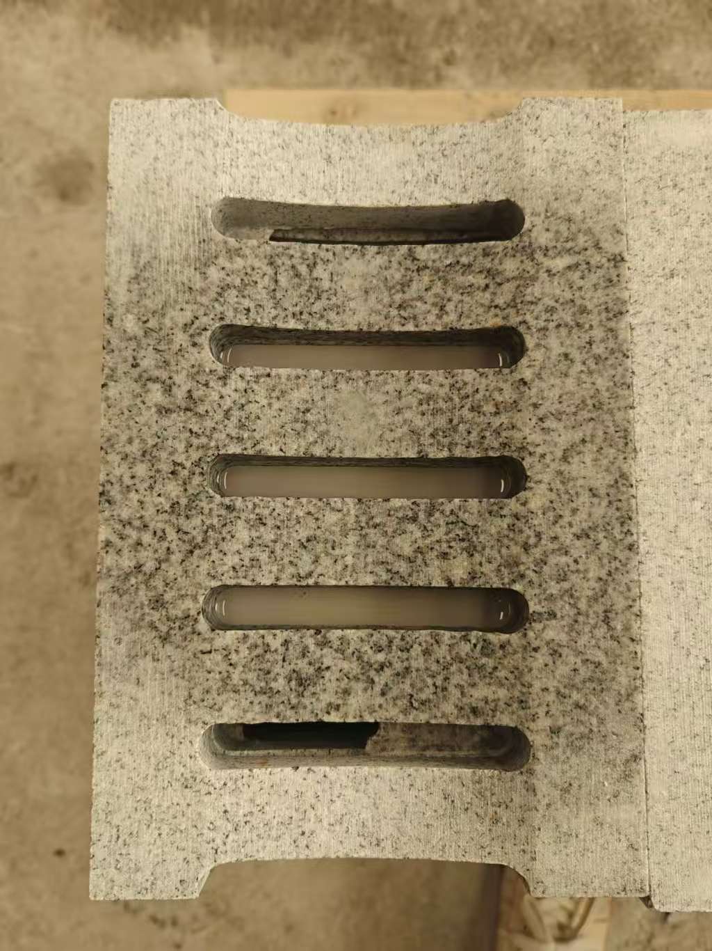 桂林 芝麻白拉丝面花岗岩U型开槽排水槽